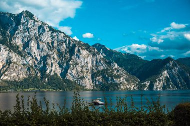 Dağlarda Tatil. Seyahat ve macera konsepti. Alpler manzarası, turizm konsepti  