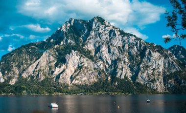 Dağlarda Tatil. Seyahat ve macera konsepti. Alpler manzarası, turizm konsepti  
