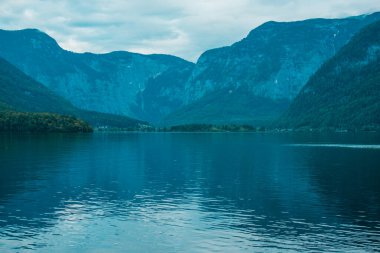 Dağlarda Tatil. Seyahat ve macera konsepti. Alpler manzarası, turizm konsepti  