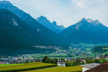 Dağlarda Tatil. Seyahat ve macera konsepti. Alpler manzarası, turizm konsepti  