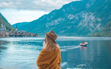 Dağlarda Tatil. Seyahat ve macera konsepti. Alplerdeki kadın manzarası, turizm konsepti sahnesi  