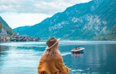 Dağlarda Tatil. Seyahat ve macera konsepti. Alplerdeki kadın manzarası, turizm konsepti sahnesi  