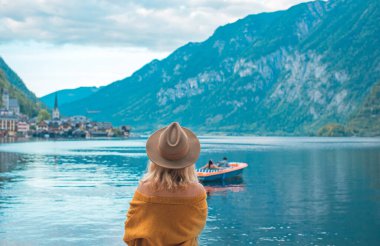 Dağlarda Tatil. Seyahat ve macera konsepti. Alplerdeki kadın manzarası, turizm konsepti sahnesi  