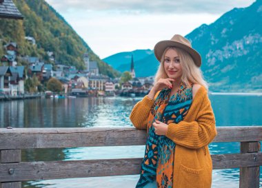 Dağlarda Tatil. Seyahat ve macera konsepti. Alplerdeki kadın manzarası, turizm konsepti sahnesi  