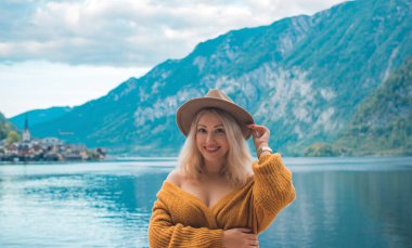 Dağlarda Tatil. Seyahat ve macera konsepti. Alplerdeki kadın manzarası, turizm konsepti sahnesi  