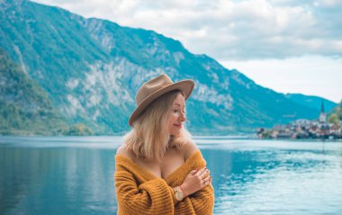 Dağlarda Tatil. Seyahat ve macera konsepti. Alplerdeki kadın manzarası, turizm konsepti sahnesi  