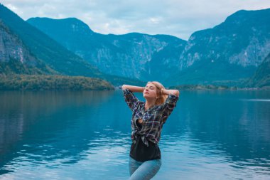 Dağlarda Tatil. Seyahat ve macera konsepti. Alplerdeki kadın manzarası, turizm konsepti sahnesi  