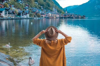 Dağlarda Tatil. Seyahat ve macera konsepti. Alplerdeki kadın manzarası, turizm konsepti sahnesi  