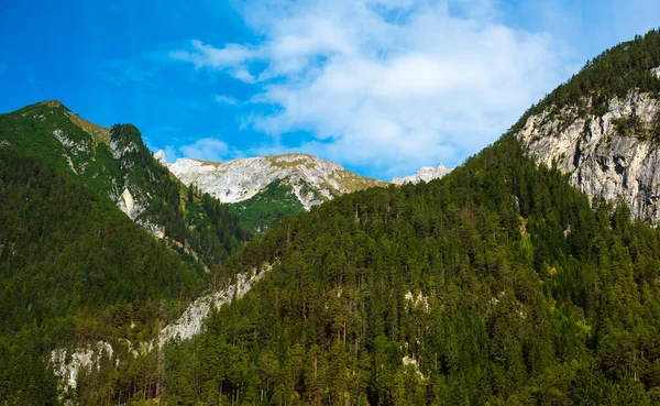 Dağlarda Tatil. Seyahat ve macera konsepti. Alpler manzarası, turizm konsepti  