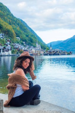 Dağlarda Tatil. Seyahat ve macera konsepti. Alplerdeki İspanyol Kadın, Turizm Konsepti Sahnesi  