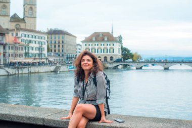  Avrupa 'da tatil. Seyahat ve macera konsepti. Güzel İspanyol Kadın manzara ve turizm konsepti sahnesi