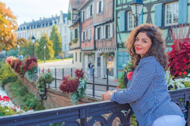  Avrupa 'da tatil. Seyahat ve macera konsepti. Güzel İspanyol Kadın manzara ve turizm konsepti sahnesi