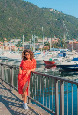  Avrupa 'da tatil. Seyahat ve macera konsepti. Güzel İspanyol Kadın manzara ve turizm konsepti sahnesi