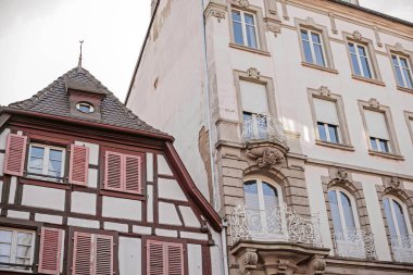 Fransa 'daki Colmar kasabası. Güzel şehir manzarası ve seyahatin detayları