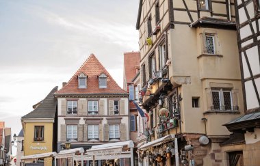 Fransa 'daki Colmar kasabası. Güzel şehir manzarası ve seyahatin detayları. İllüstrasyon Editörü 16 Ekim. Fransa. Colmar