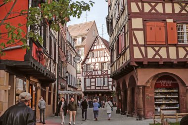 Fransa 'daki Colmar kasabası. Güzel şehir manzarası ve seyahatin detayları. İllüstrasyon Editörü 16 Ekim. Fransa. Colmar