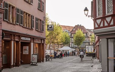 Fransa 'daki Colmar kasabası. Güzel şehir manzarası ve seyahatin detayları. İllüstrasyon Editörü 16 Ekim. Fransa. Colmar