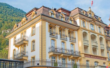 Interlaken Şehri. Güzel şehir manzarası ve seyahatin detayları. İllüstrasyon Editörü 15 Ekim. Interlaken İsviçre