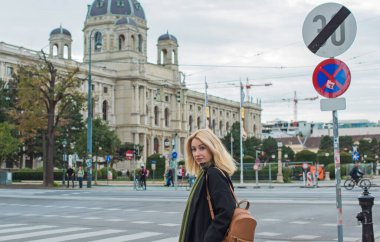 Viyana 'da tatil. Seyahat ve macera konsepti. Güzel Avrupalı Sarışın Kadın şehirde, turizm konsepti sahnesi