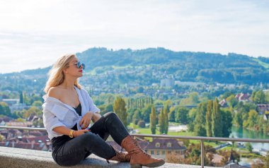 İsviçre 'de tatil. Seyahat ve macera konsepti. Güzel Avrupalı Sarışın Kadın şehirde, turizm konsepti sahnesi