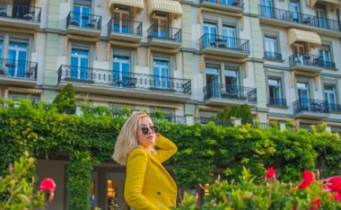 İsviçre 'de tatil. Seyahat ve macera konsepti. Güzel Avrupalı Sarışın Kadın şehirde, turizm konsepti sahnesi