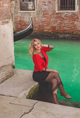 Tatildeki kadın, Venedik manzarası, İtalya 'da seyahat kavramı. Şehir merkezinin eski bir parçası. Yolculuk için fikirler.   