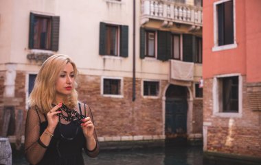 Tatildeki kadın, Venedik manzarası, İtalya 'da seyahat kavramı. Şehir merkezinin eski bir parçası. Yolculuk için fikirler.   