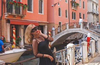 Tatildeki kadın, Venedik manzarası, İtalya 'da seyahat kavramı. Şehir merkezinin eski bir parçası. Yolculuk için fikirler.   