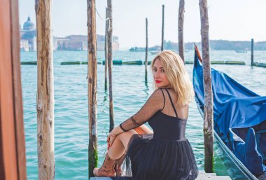 Tatildeki kadın, Venedik manzarası, İtalya 'da seyahat kavramı. Şehir merkezinin eski bir parçası. Yolculuk için fikirler.   