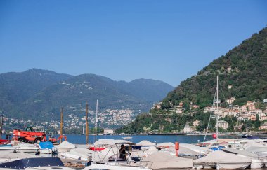 Como Gölü manzarası, İtalya 'da tatil kavramı. Şehir merkezinin eski bir parçası. Yolculuk için fikirler.