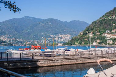 Como Gölü manzarası, İtalya 'da tatil kavramı. Şehir merkezinin eski bir parçası. Yolculuk için fikirler.