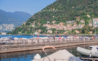 Como Gölü manzarası, İtalya 'da tatil kavramı. Şehir merkezinin eski bir parçası. Yolculuk için fikirler.