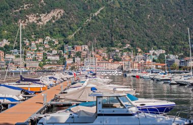 Como Gölü manzarası, İtalya 'da tatil kavramı. Şehir merkezinin eski bir parçası. Yolculuk için fikirler.