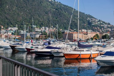 Como Gölü manzarası, İtalya 'da tatil kavramı. Şehir merkezinin eski bir parçası. Yolculuk için fikirler.