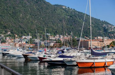 Como Gölü manzarası, İtalya 'da tatil kavramı. Şehir merkezinin eski bir parçası. Yolculuk için fikirler.