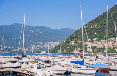 Como Gölü manzarası, İtalya 'da tatil kavramı. Şehir merkezinin eski bir parçası. Yolculuk için fikirler.