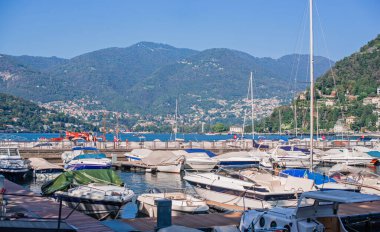 Como Gölü manzarası, İtalya 'da tatil kavramı. Şehir merkezinin eski bir parçası. Yolculuk için fikirler.
