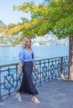 Tatildeki zarif kadın Como Gölü manzaralı, İtalya 'da seyahat kavramı. Doğa manzarası. Yolculuk için fikirler.