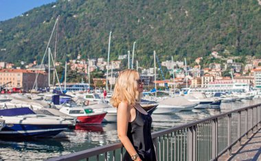 Tatildeki zarif kadın Como Gölü manzaralı, İtalya 'da seyahat kavramı. Doğa manzarası. Yolculuk için fikirler.