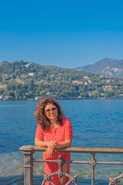 İspanyol kadın tatilde - Como Gölü manzarası, İtalya 'da seyahat kavramı. Doğa manzarası. Yolculuk için fikirler.