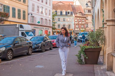 Tatilde olan Fransız kadın, şehir manzarası, Fransa 'da seyahat kavramı. Yolculuk için fikirler.