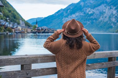 İspanyol kadın tatilde. Doğa görüşü, dağlarda seyahat kavramı, Avrupa. Yolculuk için fikirler.