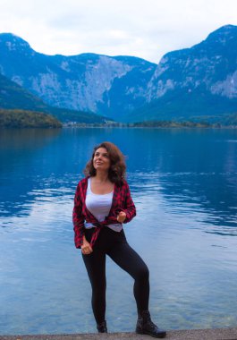 İspanyol kadın tatilde. Doğa görüşü, dağlarda seyahat kavramı, Avrupa. Yolculuk için fikirler.