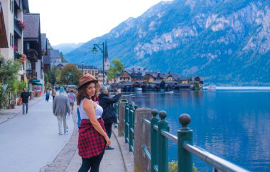 İspanyol kadın tatilde. Doğa görüşü, dağlarda seyahat kavramı, Avrupa. Yolculuk için fikirler.