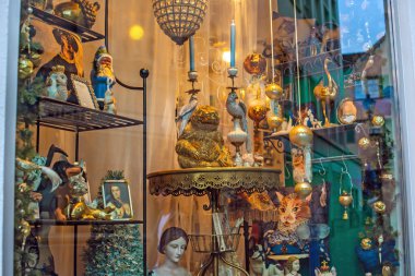 Alışveriş detayları. Avrupa 'nın şık vitrinlerinde şehrin merkezinde süslü şeyler sergileniyor. Zürih, İsviçre. 31 Kasım. İllüstrasyon Editörü