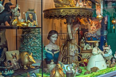 Alışveriş detayları. Avrupa 'nın şık vitrinlerinde şehrin merkezinde süslü şeyler sergileniyor. Zürih, İsviçre. 31 Kasım. İllüstrasyon Editörü