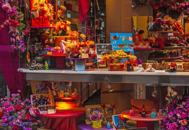 Alışveriş detayları. Avrupa 'nın şık vitrinlerinde şehrin merkezinde süslü şeyler sergileniyor. Zürih, İsviçre. 31 Kasım. İllüstrasyon Editörü