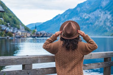 Latin bir kadın Avusturya 'daki Alps dağlarında tatilde. Tatil ve tatil kavramı