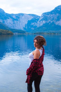 Latin bir kadın Avusturya 'daki Alps dağlarında tatilde. Tatil ve tatil kavramı