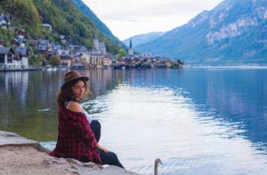 Latin bir kadın Avusturya 'daki Alps dağlarında tatilde. Tatil ve tatil kavramı